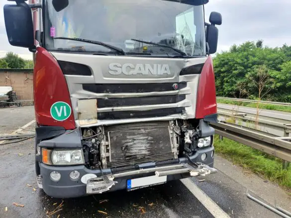 LKW mit Gerüstteilen kippt auf Autobahn A30 um, mehrere Fahrzeuge beschädigt. / Foto: Heiko Westermann LKW mit Gerüstteilen kippt auf Autobahn 30 um, mehrere Fahrzeuge beschädigt