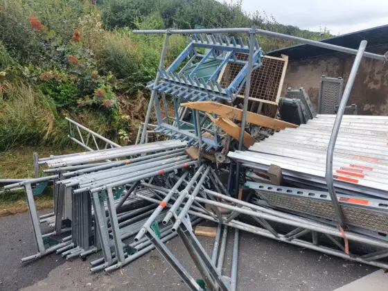 LKW mit Gerüstteilen kippt auf Autobahn 30 um, mehrere Fahrzeuge beschädigt