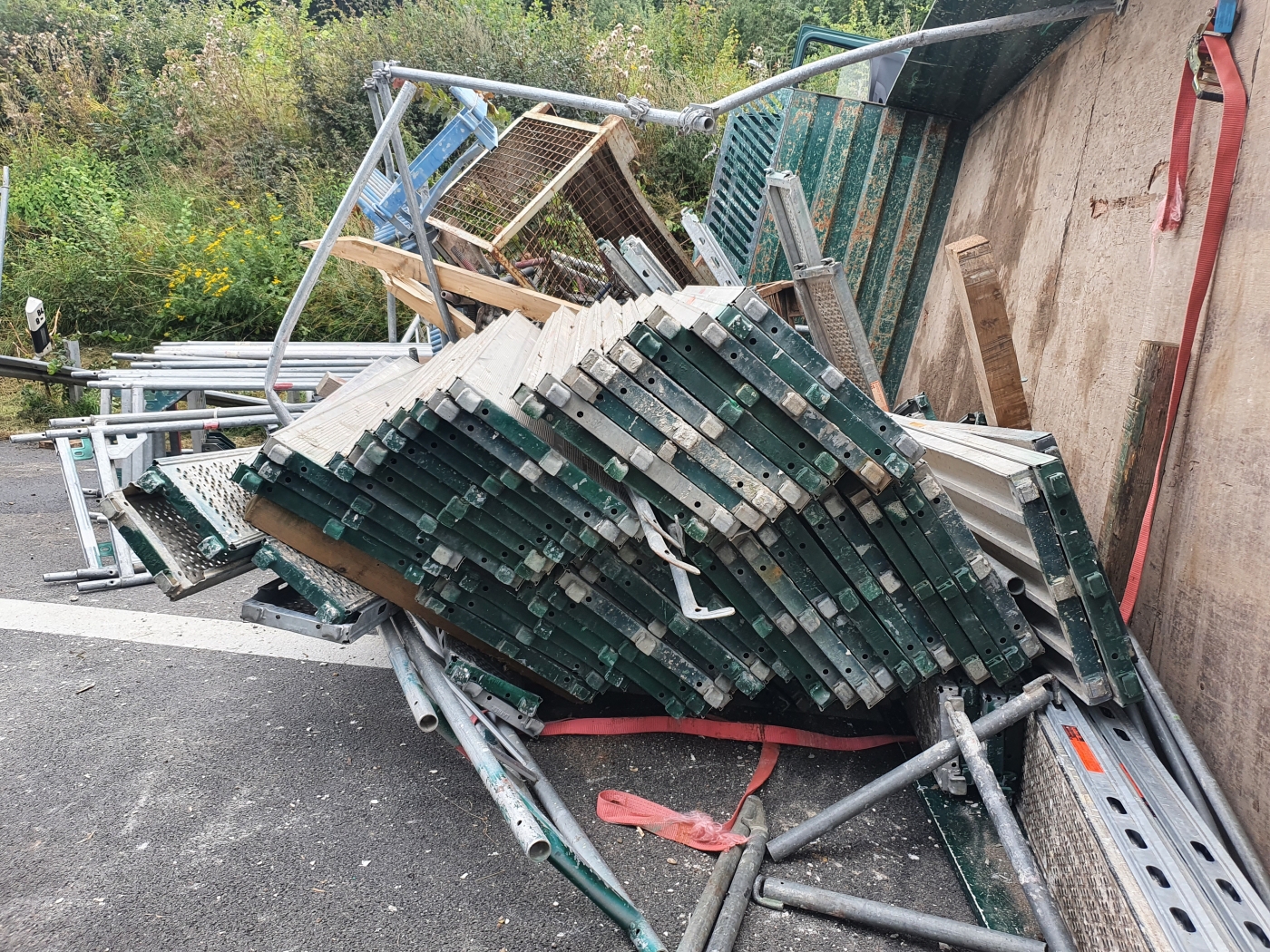 LKW mit Gerüstteilen kippt auf Autobahn 30 um, mehrere Fahrzeuge beschädigt