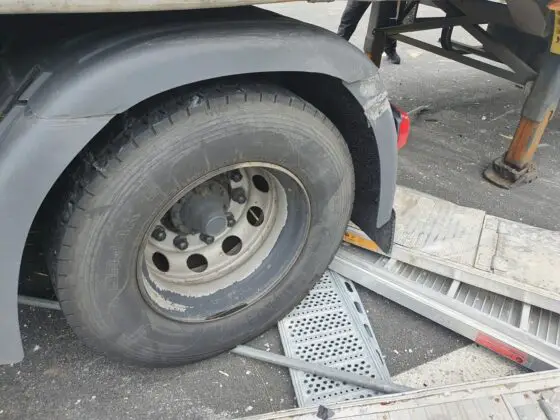 LKW mit Gerüstteilen kippt auf Autobahn 30 um, mehrere Fahrzeuge beschädigt