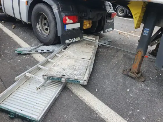 LKW mit Gerüstteilen kippt auf Autobahn 30 um, mehrere Fahrzeuge beschädigt