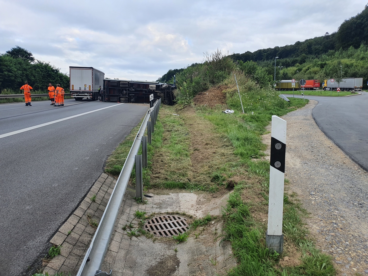 LKW mit Gerüstteilen kippt auf Autobahn 30 um, mehrere Fahrzeuge beschädigt