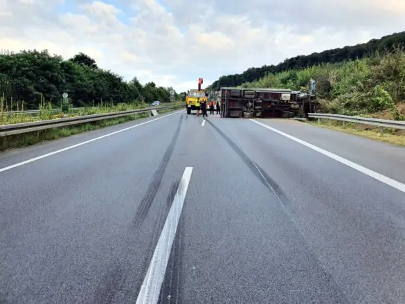 LKW mit Gerüstteilen kippt auf Autobahn A30 um, mehrere Fahrzeuge beschädigt. / Foto: Heiko Westermann LKW mit Gerüstteilen kippt auf Autobahn 30 um, mehrere Fahrzeuge beschädigt