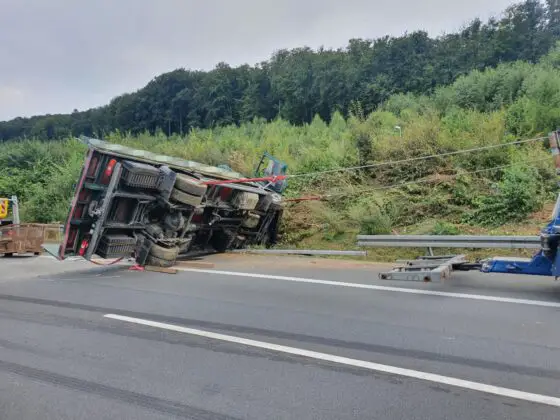 LKW mit Gerüstteilen kippt auf Autobahn 30 um, mehrere Fahrzeuge beschädigt