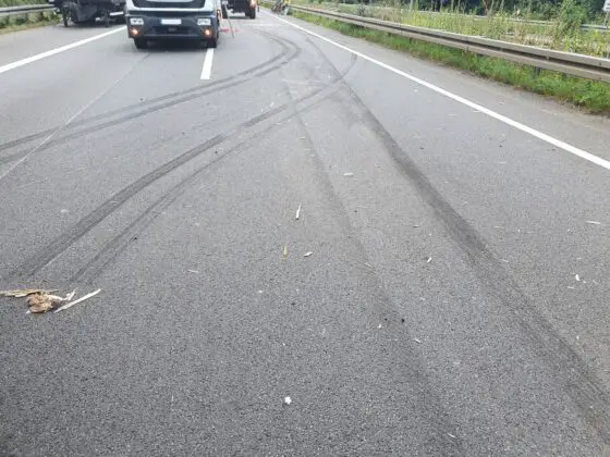 LKW mit Gerüstteilen kippt auf Autobahn 30 um, mehrere Fahrzeuge beschädigt