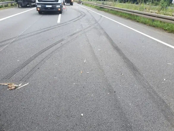 LKW mit Gerüstteilen kippt auf Autobahn A30 um, mehrere Fahrzeuge beschädigt. / Foto: Heiko Westermann LKW mit Gerüstteilen kippt auf Autobahn 30 um, mehrere Fahrzeuge beschädigt