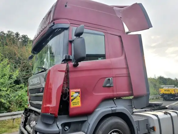 LKW mit Gerüstteilen kippt auf Autobahn A30 um, mehrere Fahrzeuge beschädigt. / Foto: Heiko Westermann LKW mit Gerüstteilen kippt auf Autobahn 30 um, mehrere Fahrzeuge beschädigt