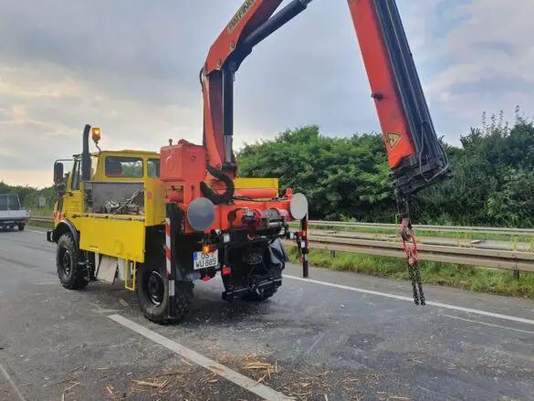 LKW mit Gerüstteilen kippt auf Autobahn A30 um, mehrere Fahrzeuge beschädigt. / Foto: Heiko Westermann LKW mit Gerüstteilen kippt auf Autobahn 30 um, mehrere Fahrzeuge beschädigt