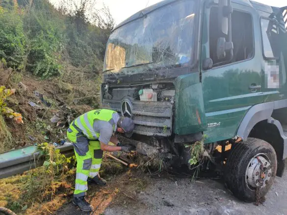 LKW mit Gerüstteilen kippt auf Autobahn A30 um, mehrere Fahrzeuge beschädigt. / Foto: Heiko Westermann LKW mit Gerüstteilen kippt auf Autobahn 30 um, mehrere Fahrzeuge beschädigt