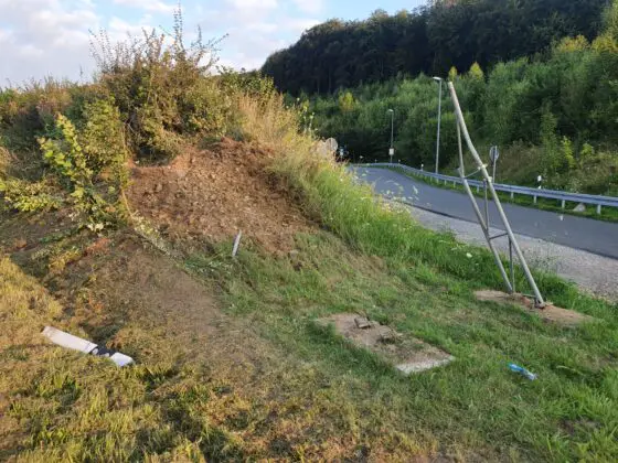 LKW mit Gerüstteilen kippt auf Autobahn 30 um, mehrere Fahrzeuge beschädigt