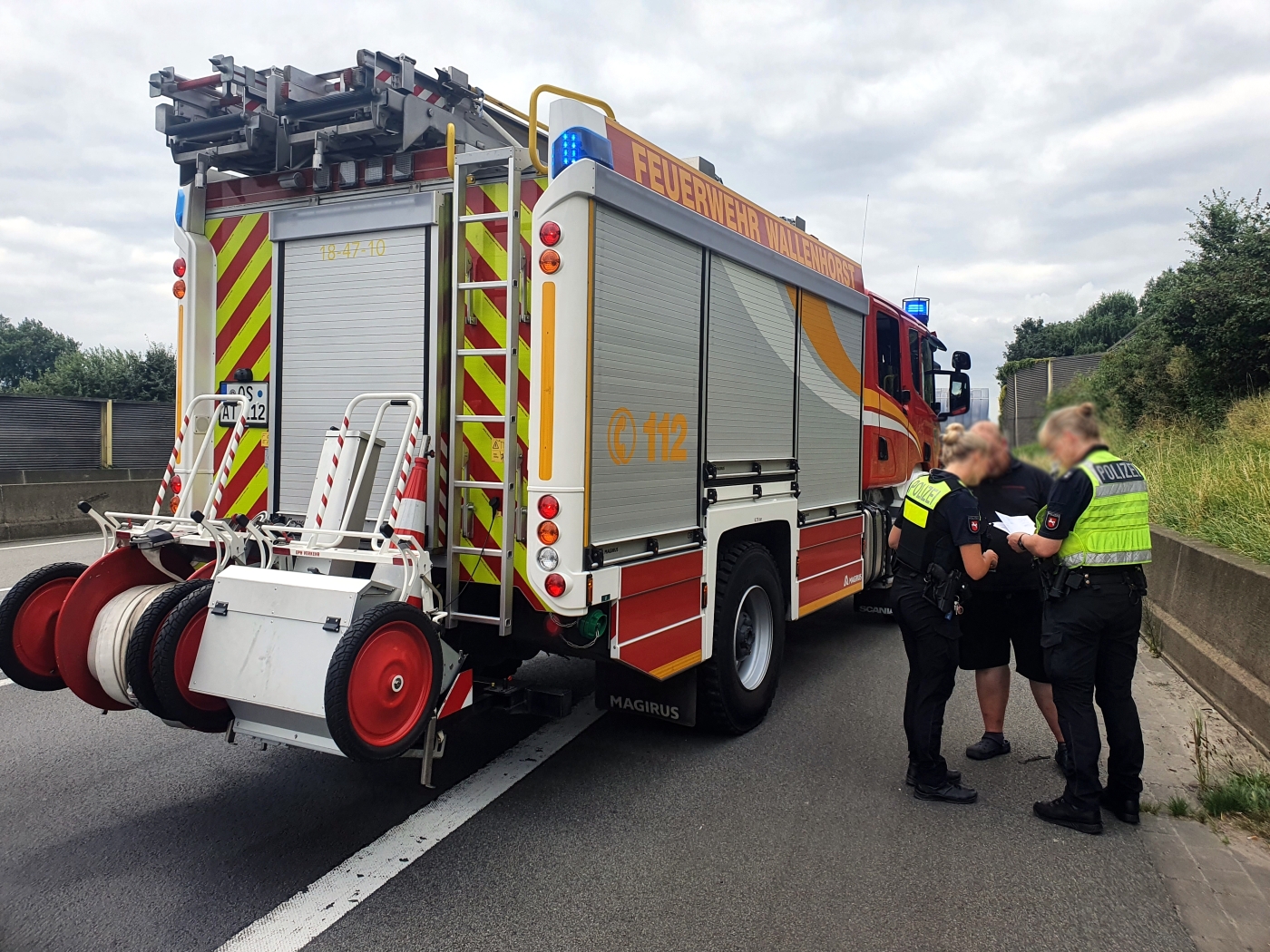 Rauchentwicklung am Tieflader - Feuerwehreinsatz auf der A1