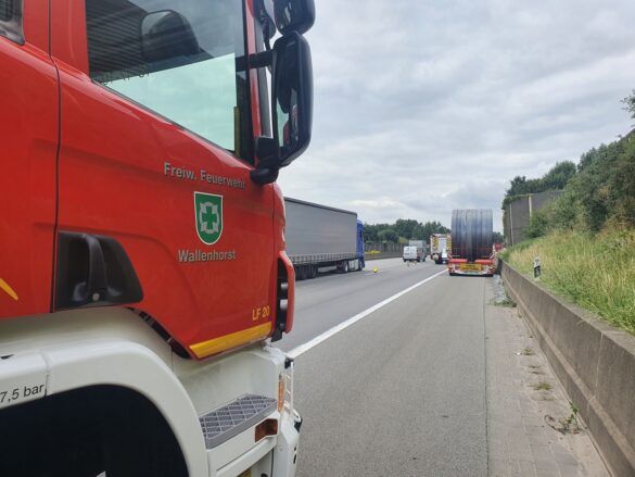 Rauchentwicklung am Tieflader – Feuerwehreinsatz auf der A1. / Foto: Heiko Westermann Rauchentwicklung am Tieflader - Feuerwehreinsatz auf der A1