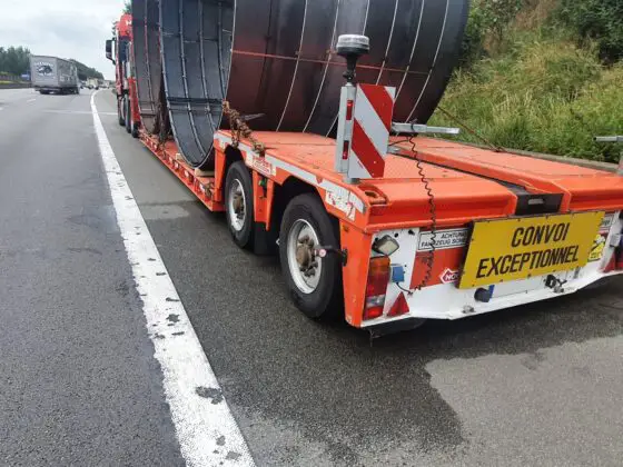 Rauchentwicklung am Tieflader - Feuerwehreinsatz auf der A1