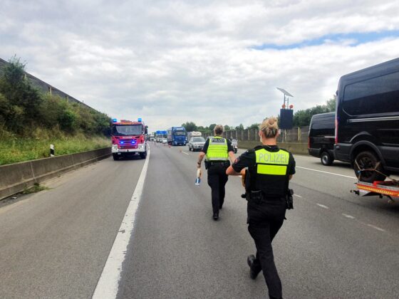 Rauchentwicklung am Tieflader - Feuerwehreinsatz auf der A1