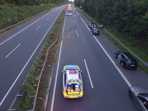 Unfall mit mehreren PKW auf A30, Vollsperrung am Morgen