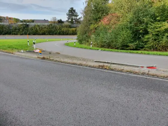 Sportwagen fährt an Autobahnausfahrt in den Graben - War der Fahrer betrunken?