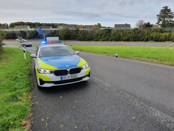 Sportwagen fährt an Autobahnausfahrt in den Graben - War der Fahrer betrunken?