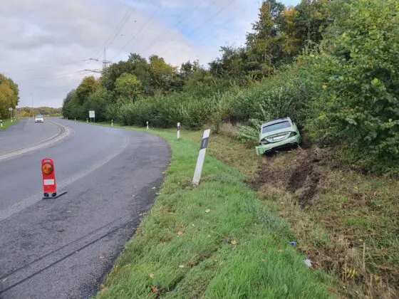 Sportwagen fährt an Autobahnausfahrt in den Graben - War der Fahrer betrunken?