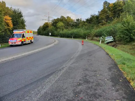 Sportwagen fährt an Autobahnausfahrt in den Graben - War der Fahrer betrunken?