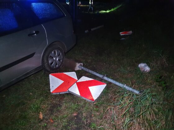 PKW kommt in Autobahnkreuz Osnabrück-Süd von Fahrbahn ab