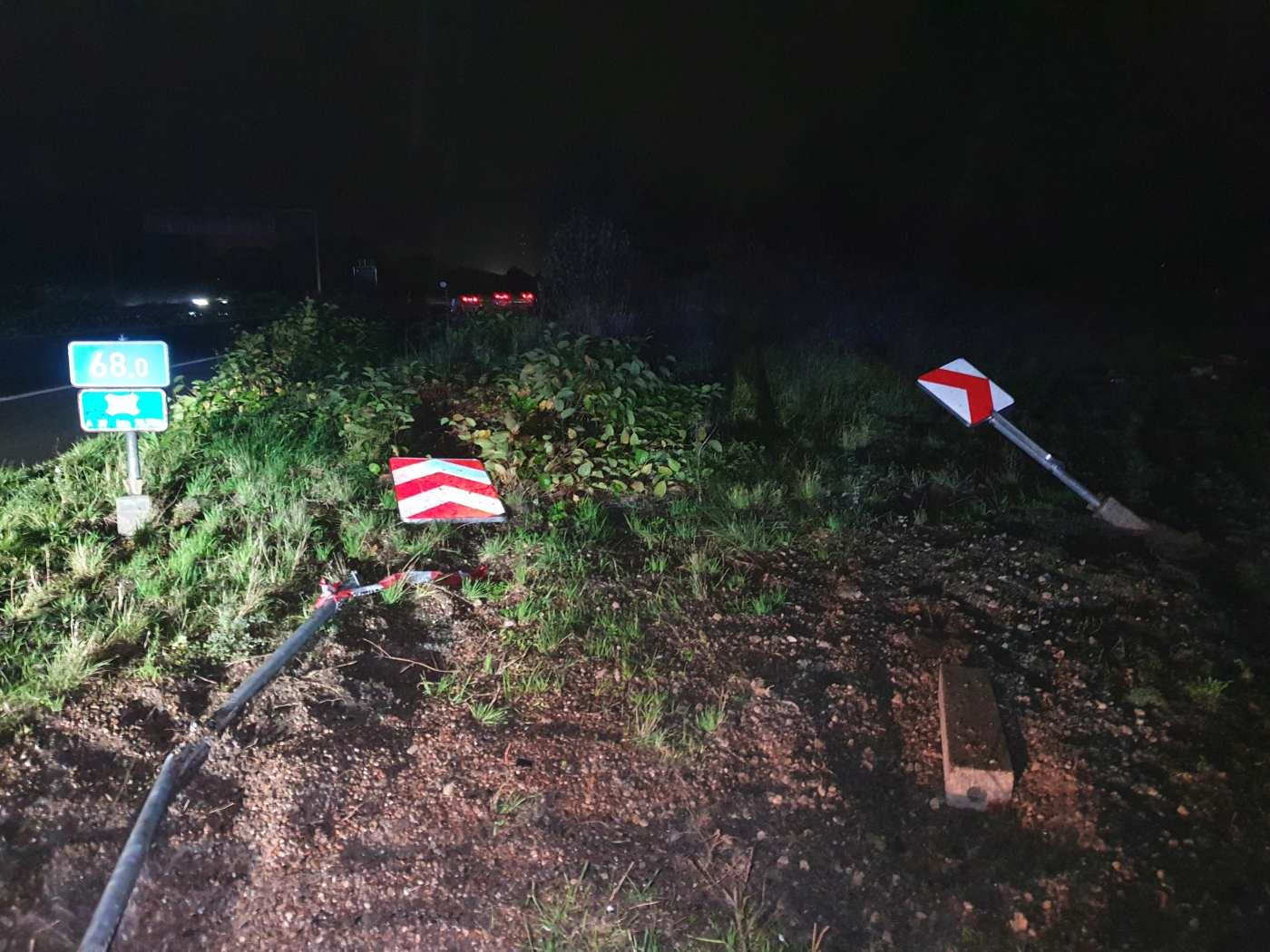 PKW kommt in Autobahnkreuz Osnabrück-Süd von Fahrbahn ab