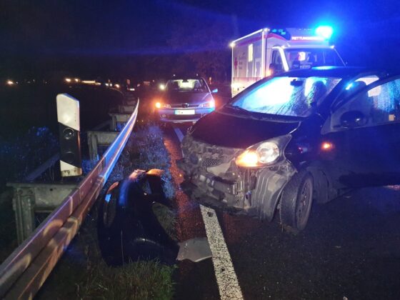 Unfall im Autobahnkreuz Osnabrück-Süd: PKW dreht sich, Transporter fährt auf