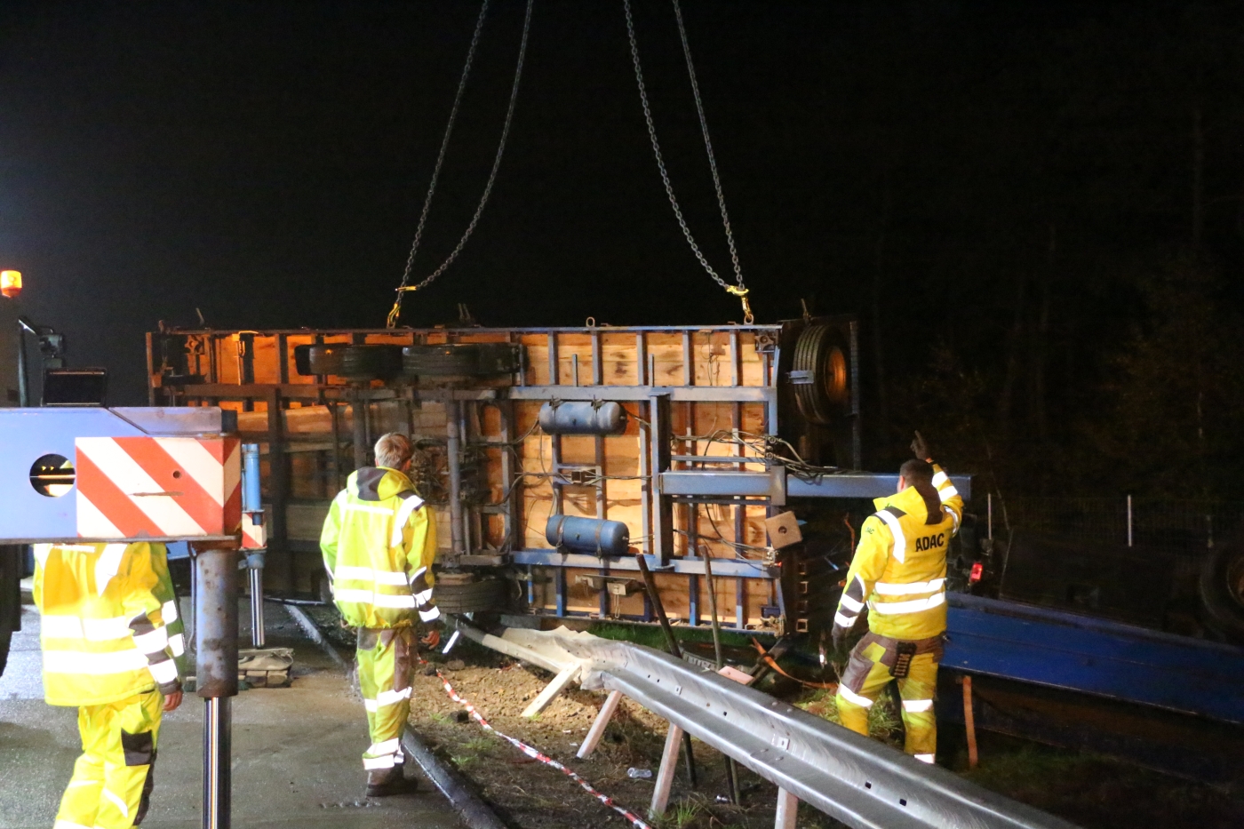 A1 für Bergung voll gesperrt: LKW und Anhänger mit Kranmanövern aus Graben geholt