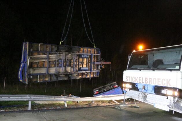 A1 für Bergung voll gesperrt: LKW und Anhänger mit Kranmanövern aus Graben geholt