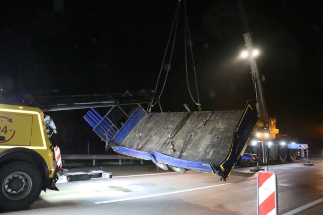 A1 für Bergung voll gesperrt: LKW und Anhänger mit Kranmanövern aus Graben geholt