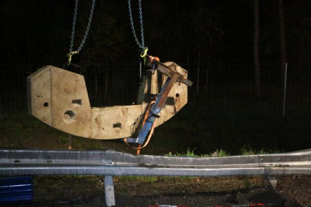 A1 für Bergung voll gesperrt: LKW und Anhänger mit Kranmanövern aus Graben geholt