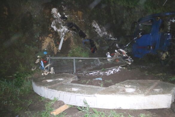 A1 für Bergung voll gesperrt: LKW und Anhänger mit Kranmanövern aus Graben geholt. / Foto: Heiko Westermann A1 für Bergung voll gesperrt: LKW und Anhänger mit Kranmanövern aus Graben geholt