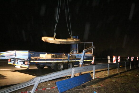 A1 für Bergung voll gesperrt: LKW und Anhänger mit Kranmanövern aus Graben geholt. / Foto: Heiko Westermann A1 für Bergung voll gesperrt: LKW und Anhänger mit Kranmanövern aus Graben geholt