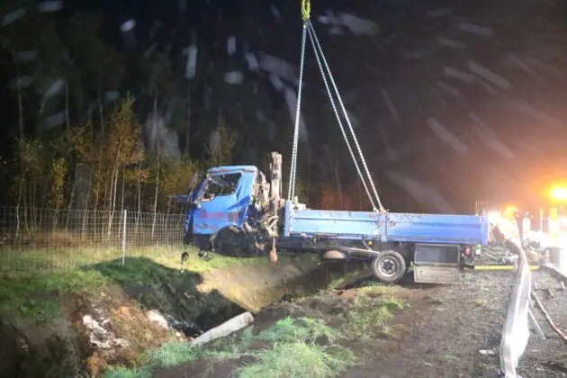 A1 für Bergung voll gesperrt: LKW und Anhänger mit Kranmanövern aus Graben geholt