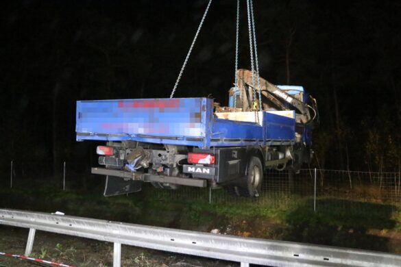 A1 für Bergung voll gesperrt: LKW und Anhänger mit Kranmanövern aus Graben geholt. / Foto: Heiko Westermann A1 für Bergung voll gesperrt: LKW und Anhänger mit Kranmanövern aus Graben geholt
