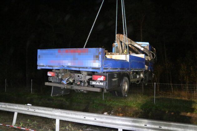 A1 für Bergung voll gesperrt: LKW und Anhänger mit Kranmanövern aus Graben geholt