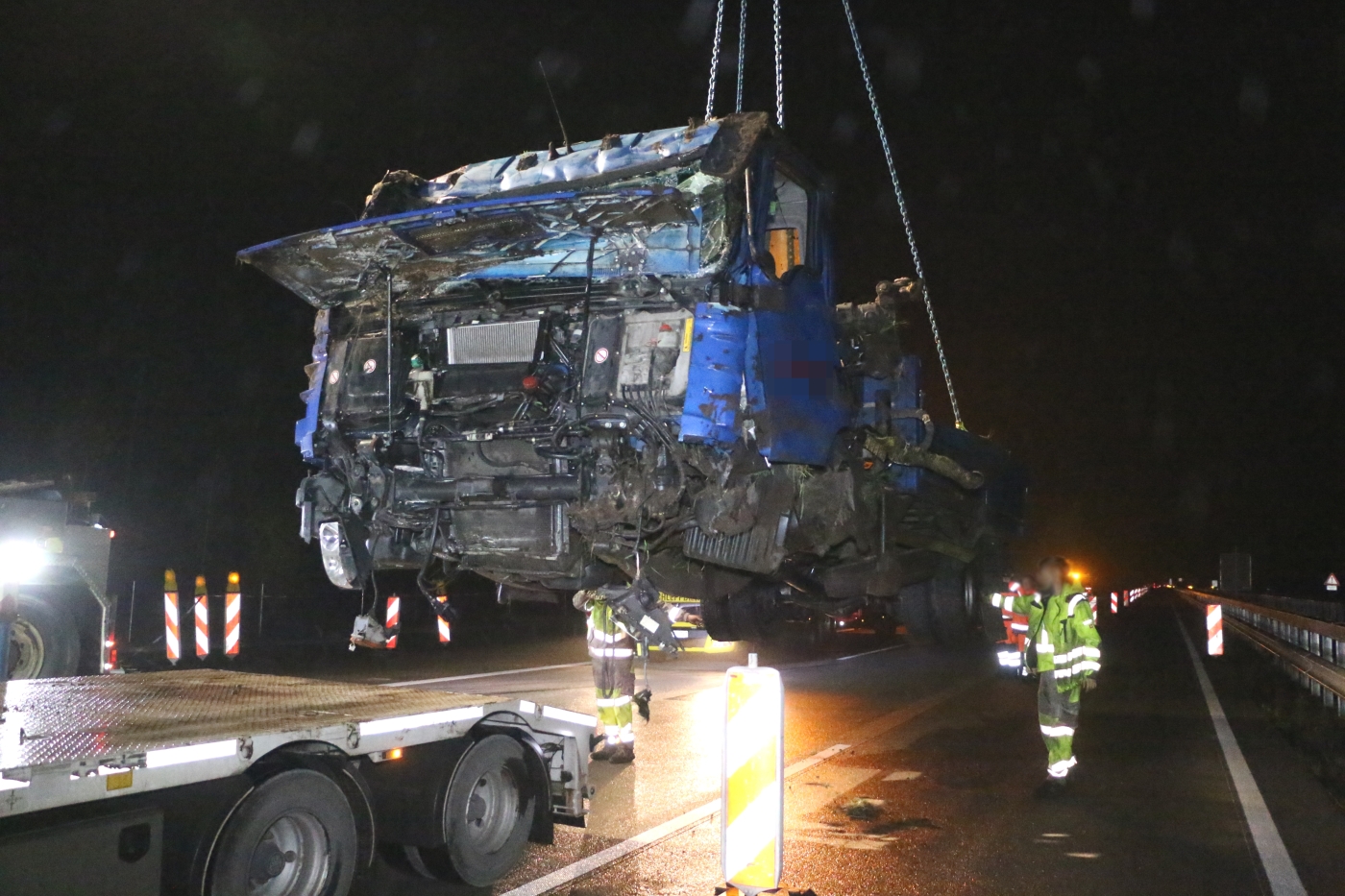 A1 für Bergung voll gesperrt: LKW und Anhänger mit Kranmanövern aus Graben geholt