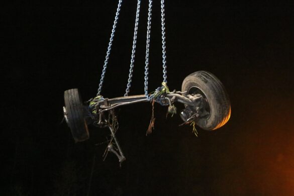 A1 für Bergung voll gesperrt: LKW und Anhänger mit Kranmanövern aus Graben geholt. / Foto: Heiko Westermann A1 für Bergung voll gesperrt: LKW und Anhänger mit Kranmanövern aus Graben geholt
