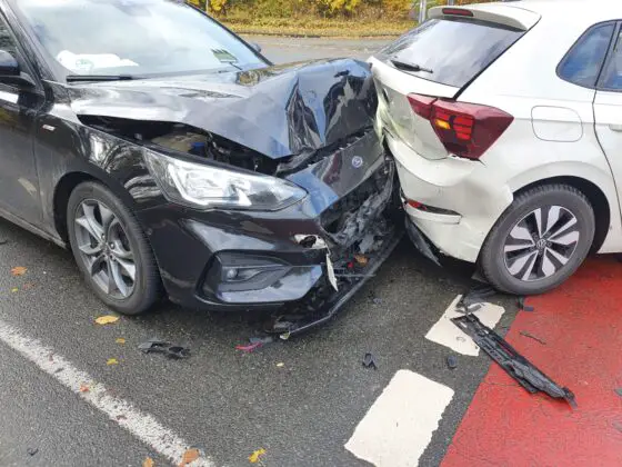 Auffahrunfall in Sutthausen: PKW krachen an Kreuzung ineinander