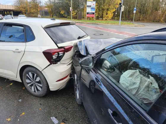 Auffahrunfall in Sutthausen: PKW krachen an Kreuzung ineinander