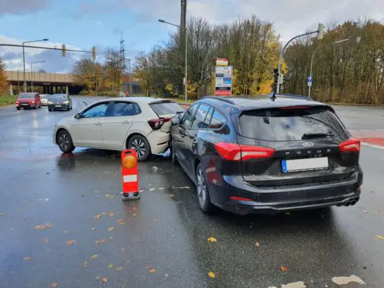 Auffahrunfall in Sutthausen: PKW krachen an Kreuzung ineinander