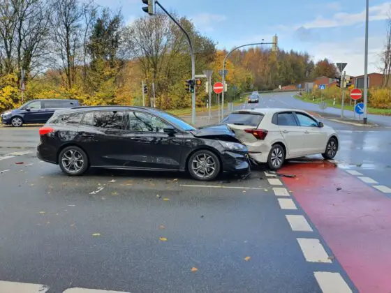 Auffahrunfall in Sutthausen: PKW krachen an Kreuzung ineinander