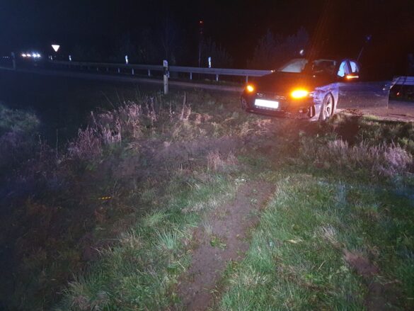 Sportwagen außer Kontrolle – PKW schleudert in Auffahrt an Bundesstraße B68 bei Bramsche. / Foto: Heiko Westermann Sportwagen außer Kontrolle - PKW schleudert in Auffahrt an B68 bei Bramsche