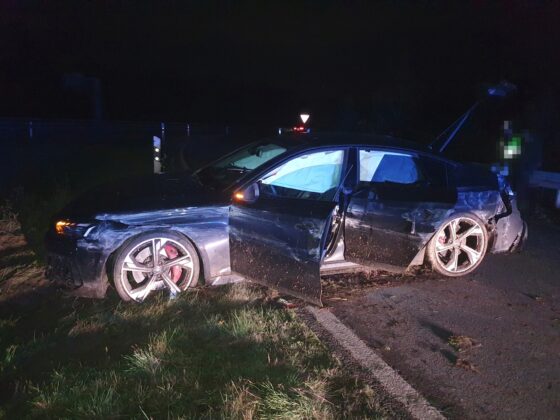 Sportwagen außer Kontrolle - PKW schleudert in Auffahrt an B68 bei Bramsche