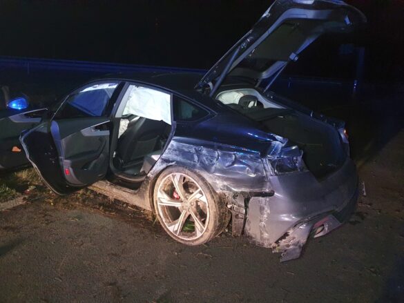 Sportwagen außer Kontrolle – PKW schleudert in Auffahrt an Bundesstraße B68 bei Bramsche. / Foto: Heiko Westermann Sportwagen außer Kontrolle - PKW schleudert in Auffahrt an B68 bei Bramsche