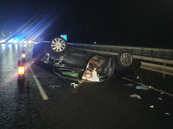 Drei Verletzte: PKW kippt auf glatter Autobahn A33 bei Hilter um