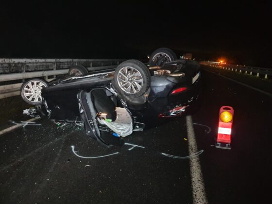 Drei Verletzte: PKW kippt auf glatter Autobahn A33 bei Hilter um