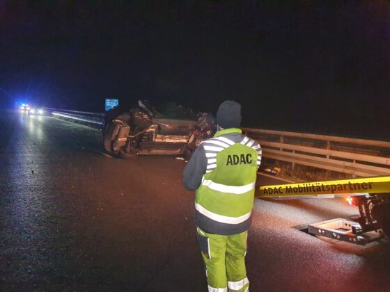 Drei Verletzte: PKW kippt auf glatter Autobahn A33 bei Hilter um