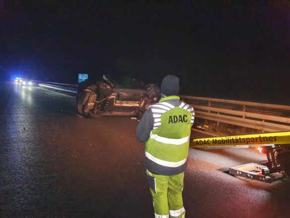 Drei Verletzte: PKW kippt auf glatter Autobahn A33 bei Hilter um