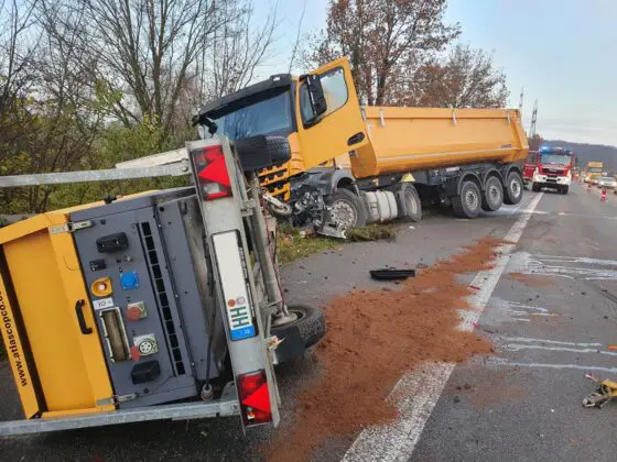 Auffahrunfall mit LKW auf A33 bei Harderberg: Sattelzug gerät in Schieflage, Maschine fällt von Anhänger