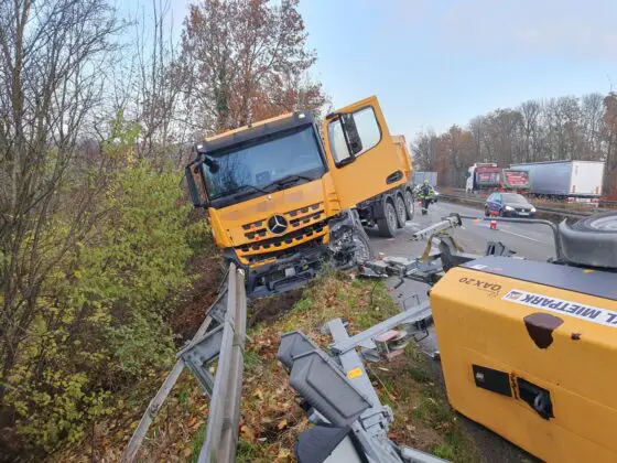 Auffahrunfall mit LKW auf A33 bei Harderberg: Sattelzug gerät in Schieflage, Maschine fällt von Anhänger